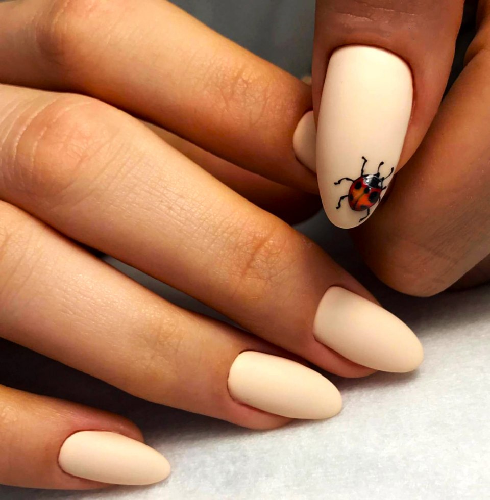 Бежевый маникюр