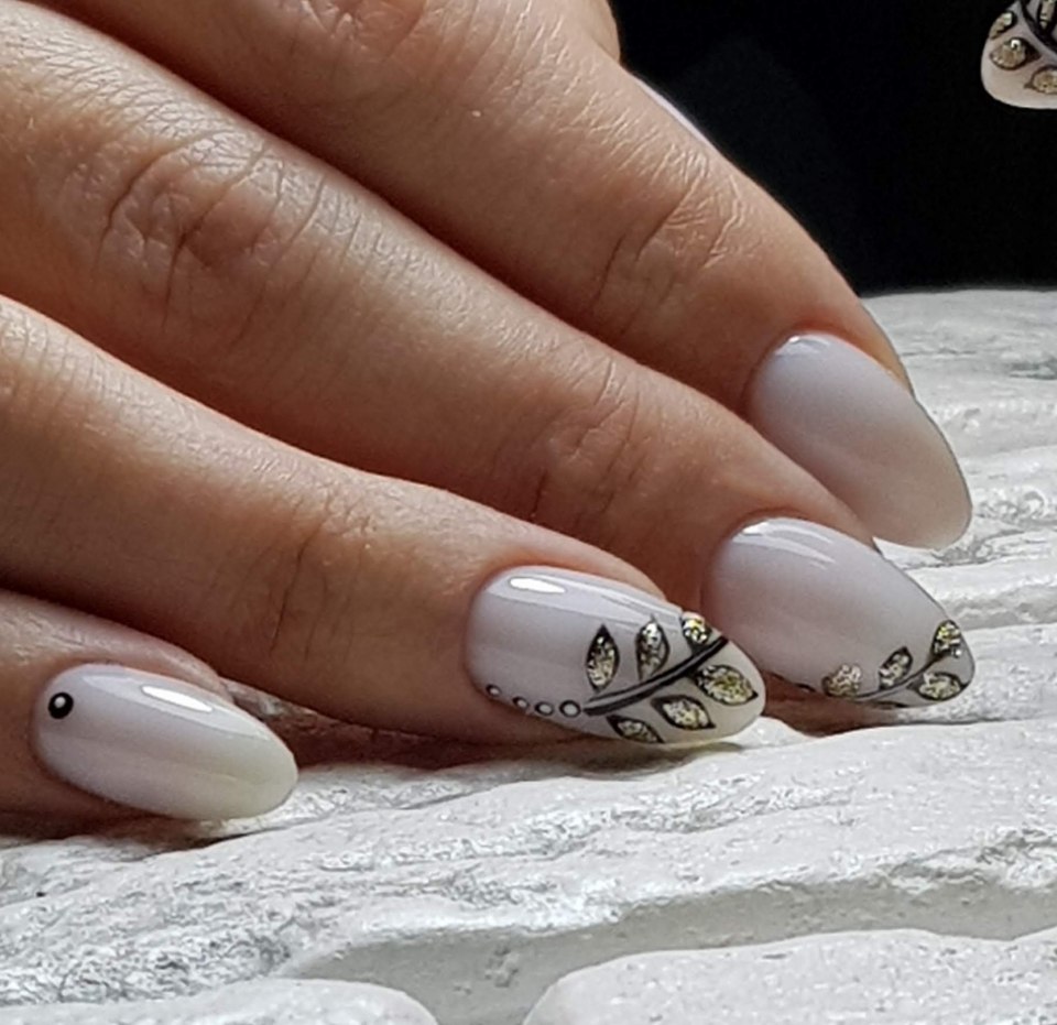 Маникюр молочного цвета с дизайном