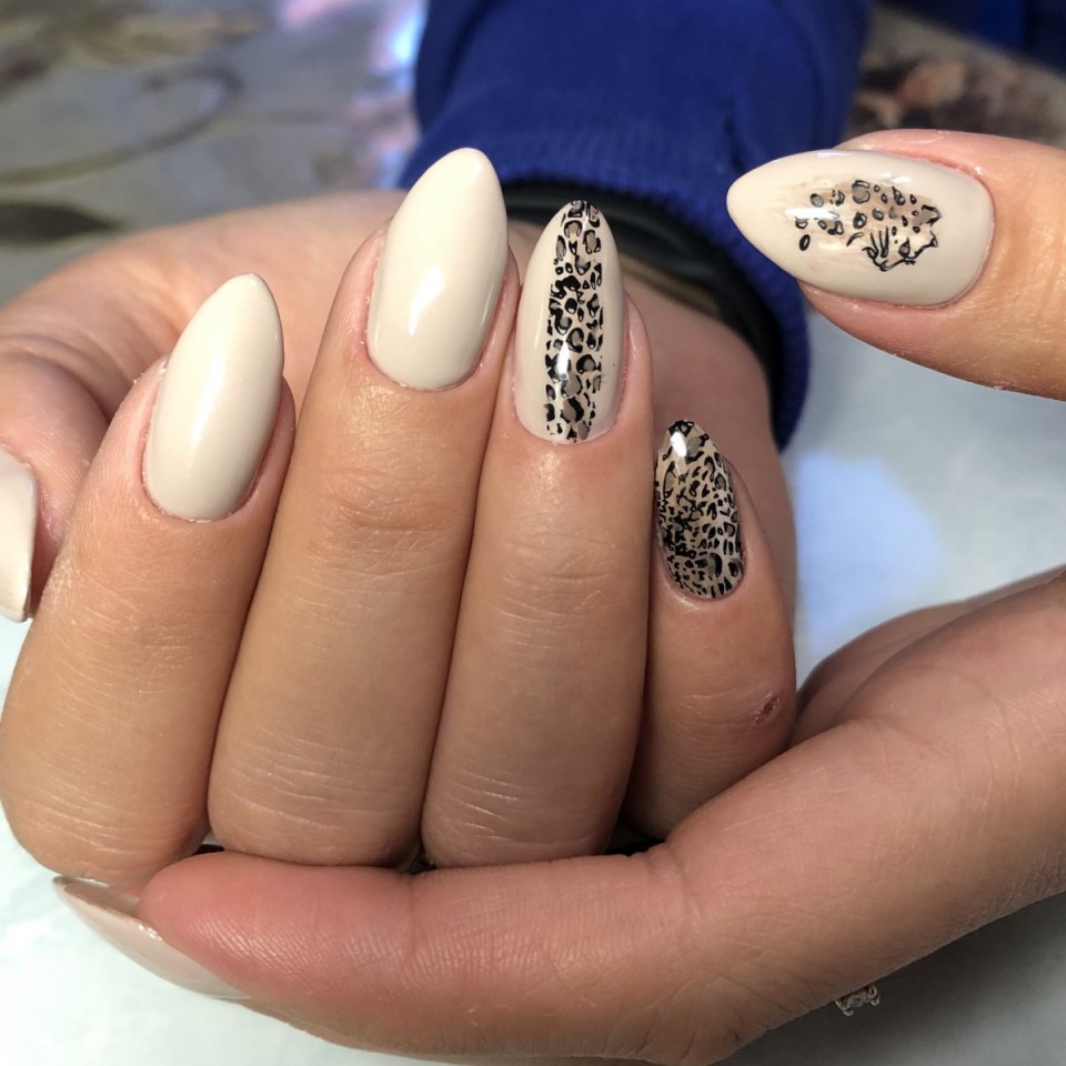 Молочный маникюр с леопардовым принтом