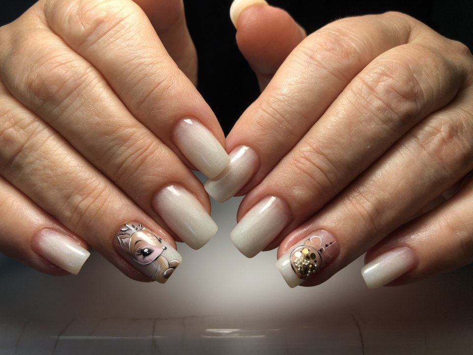 Молочный маникюр новогодний 2021