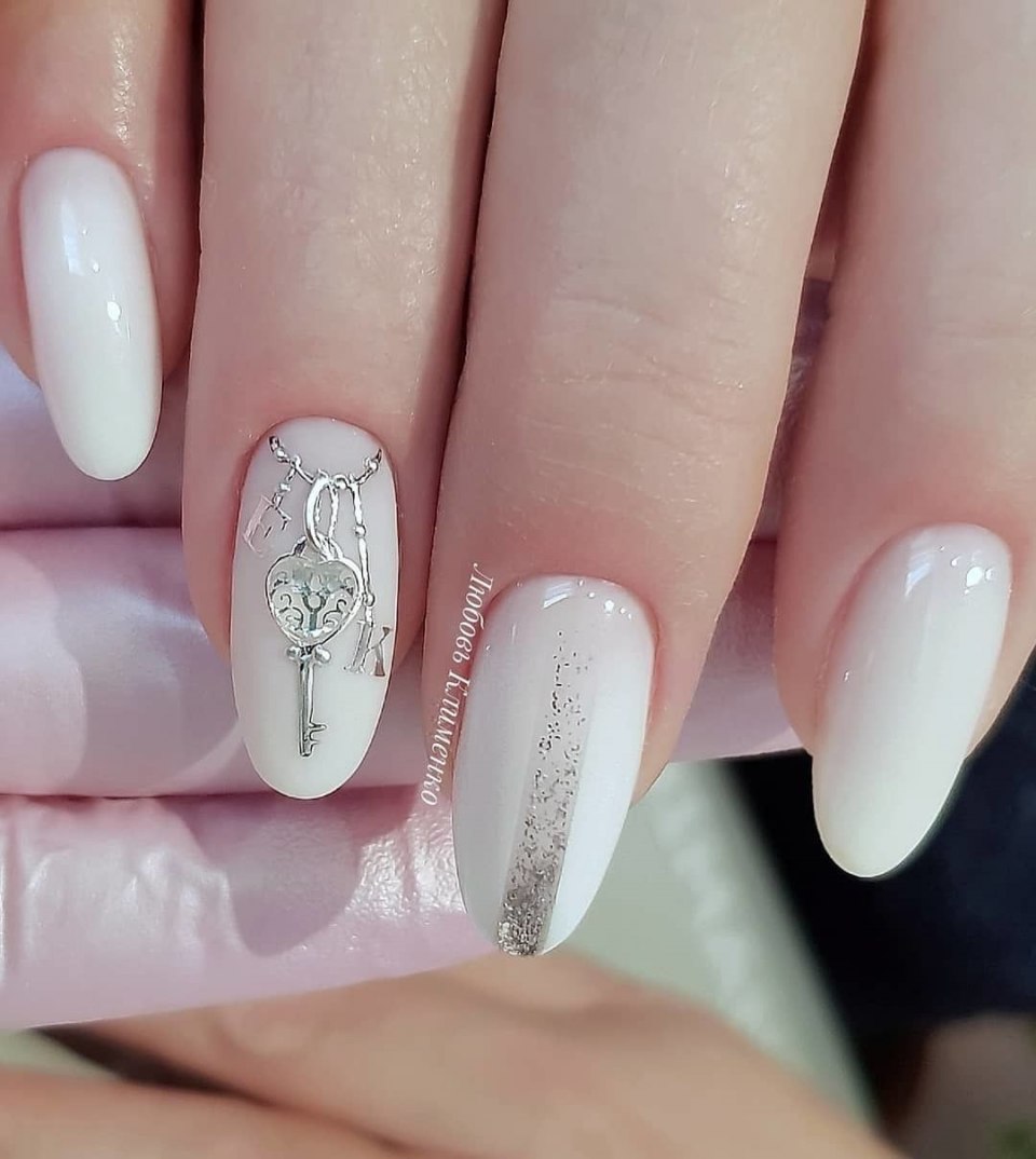 Маникюр молочный с серебром