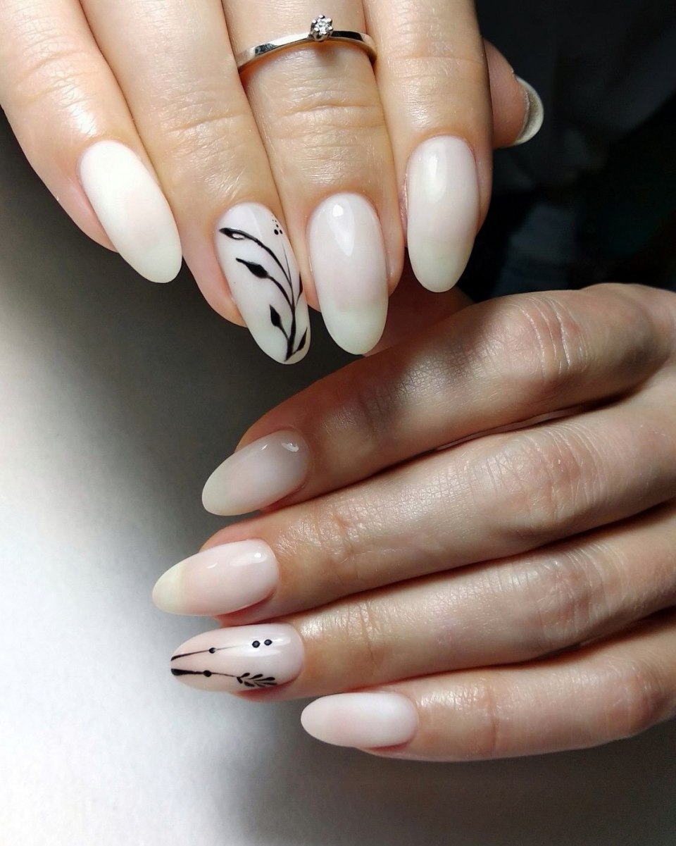 Молочный маникюр с дизайном