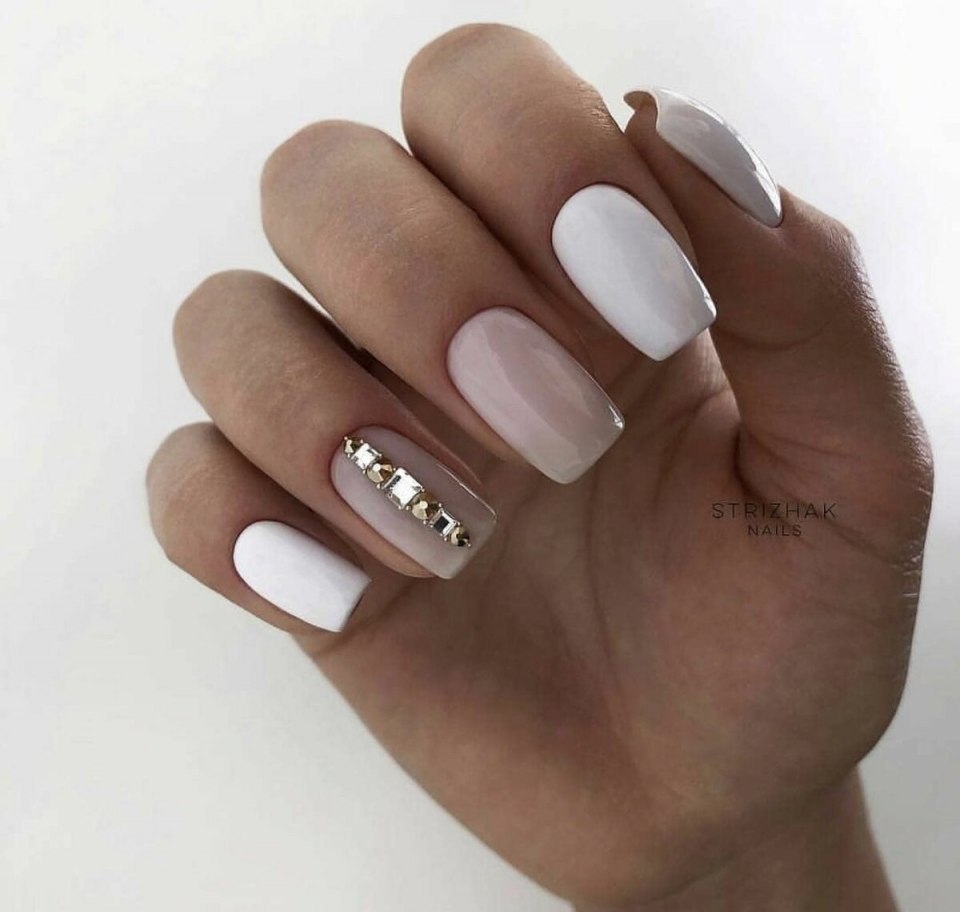 Стильный белый маникюр