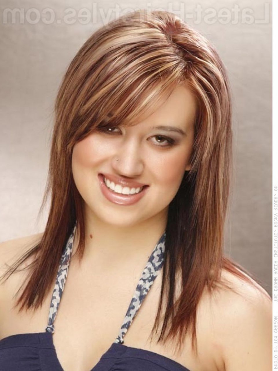 Стрижка Боб с асимметрией на средние волосы с челкой