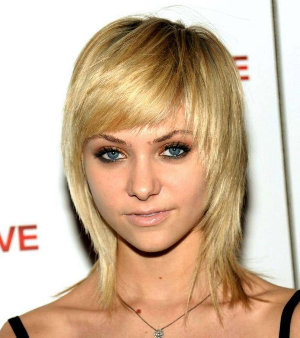 Каре с челкой набок