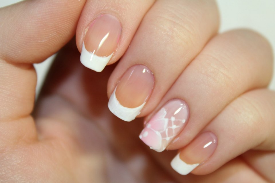 Молочный френч на короткие ногти
