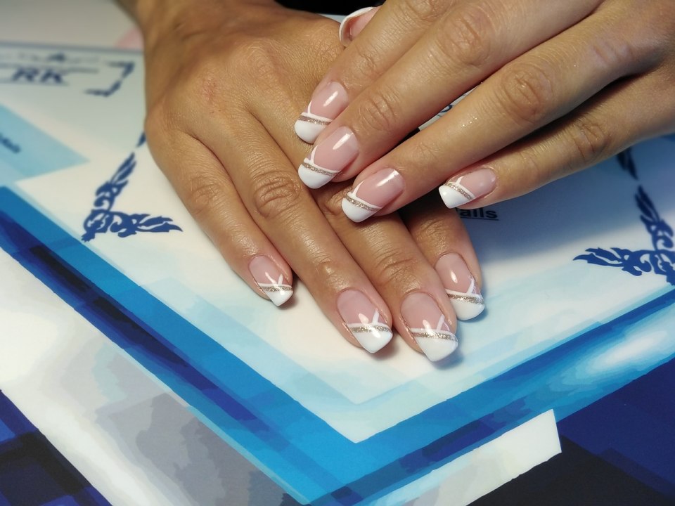 Французский маникюр с бантиком