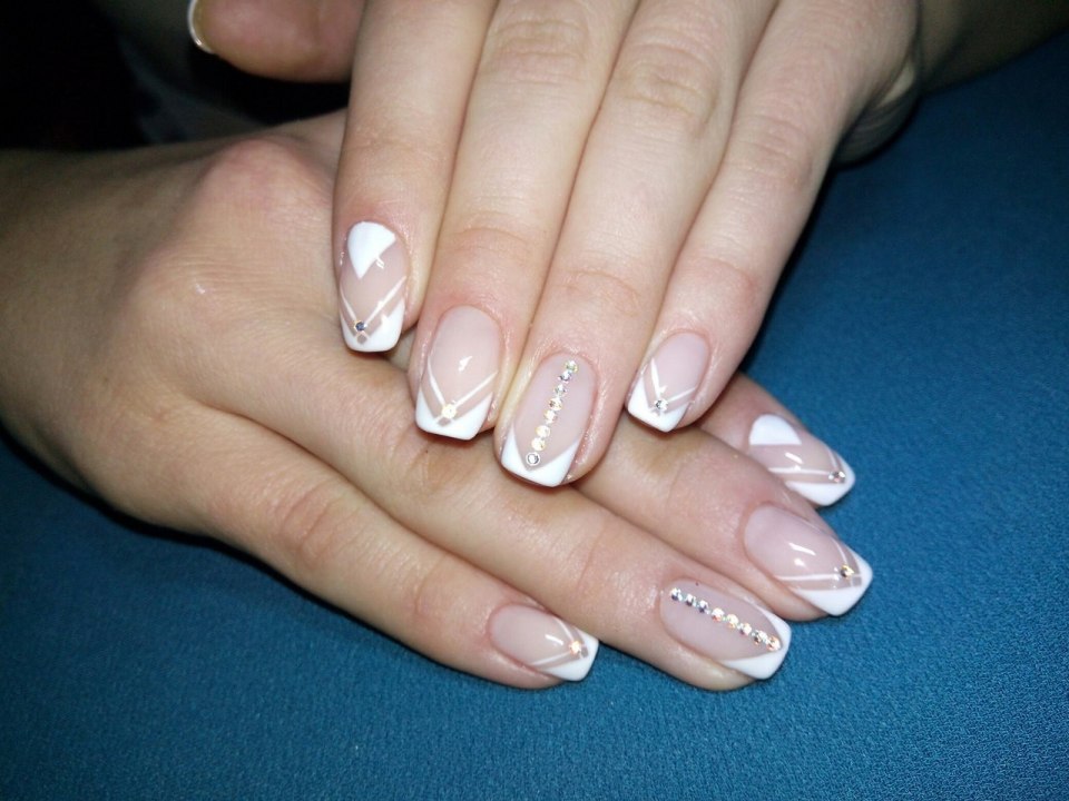 Жемчужный маникюр с блестками