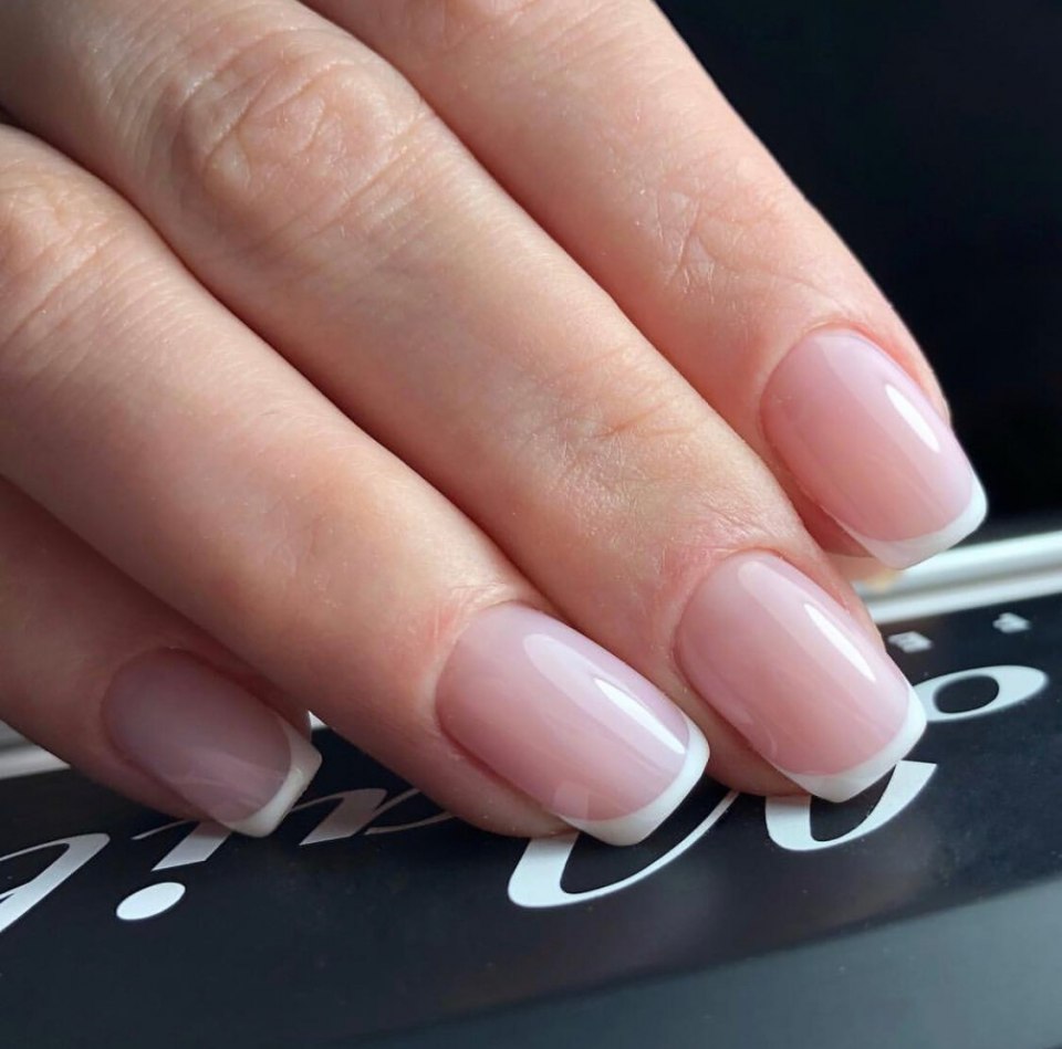 Натуральный френч на короткие ногти