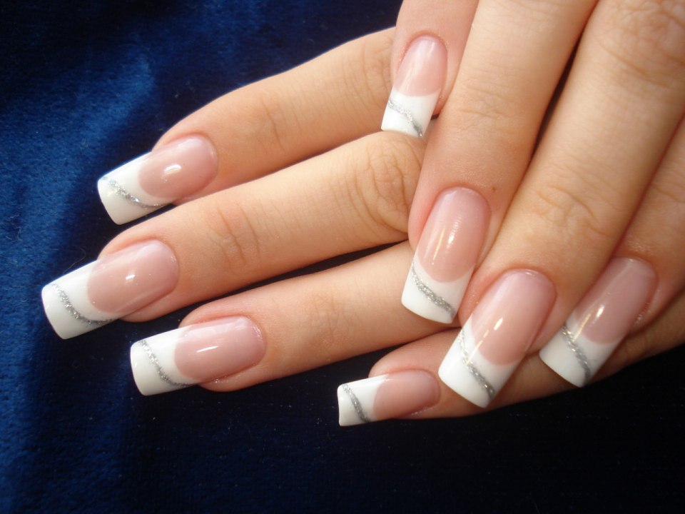 Классический французский маникюр