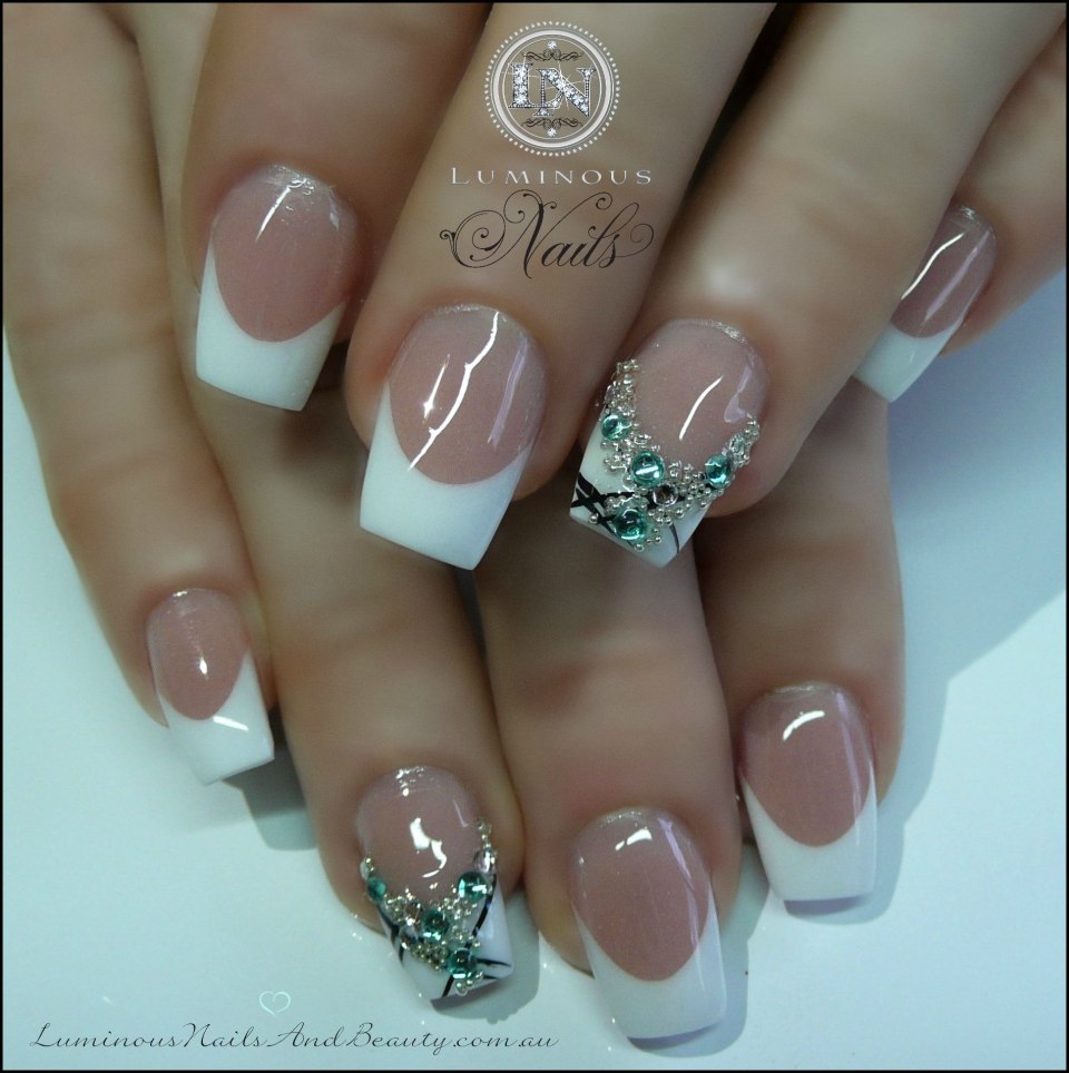 Французский маникюр белый с серебром