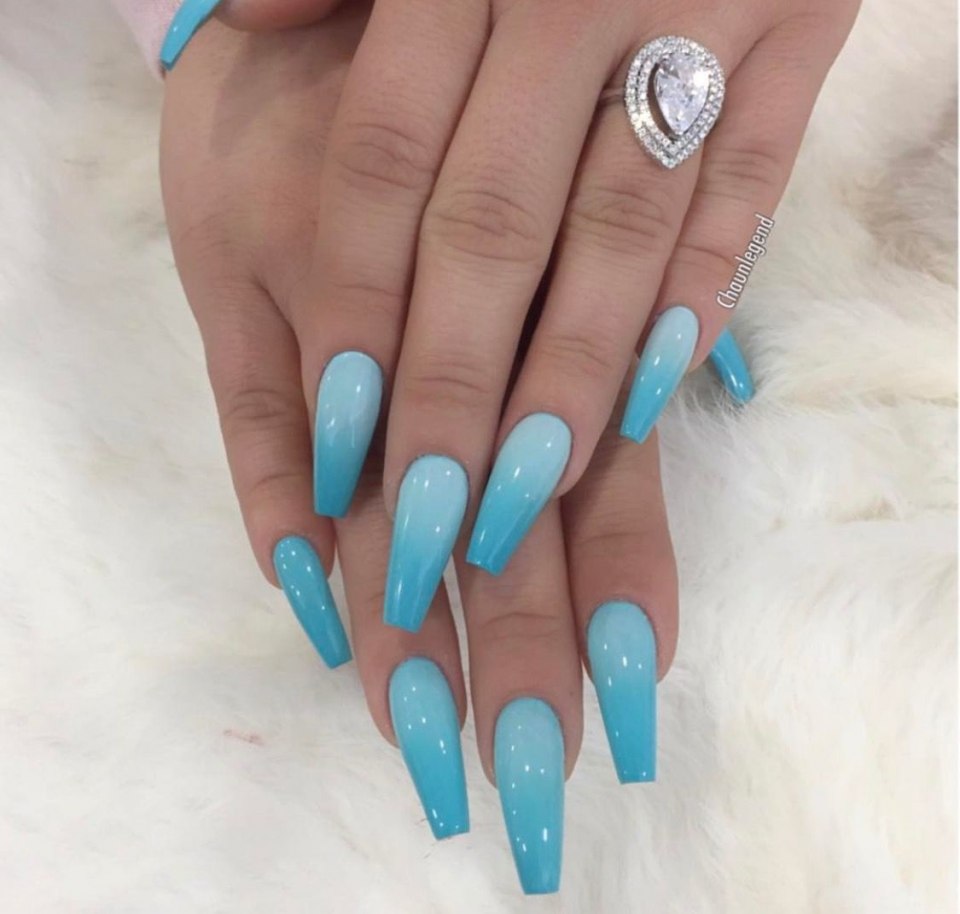 Голубые длинные ногти