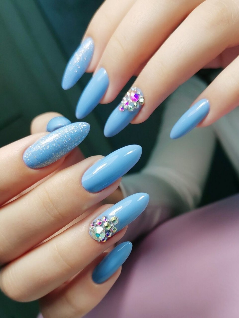 Голубые ногти со стразами