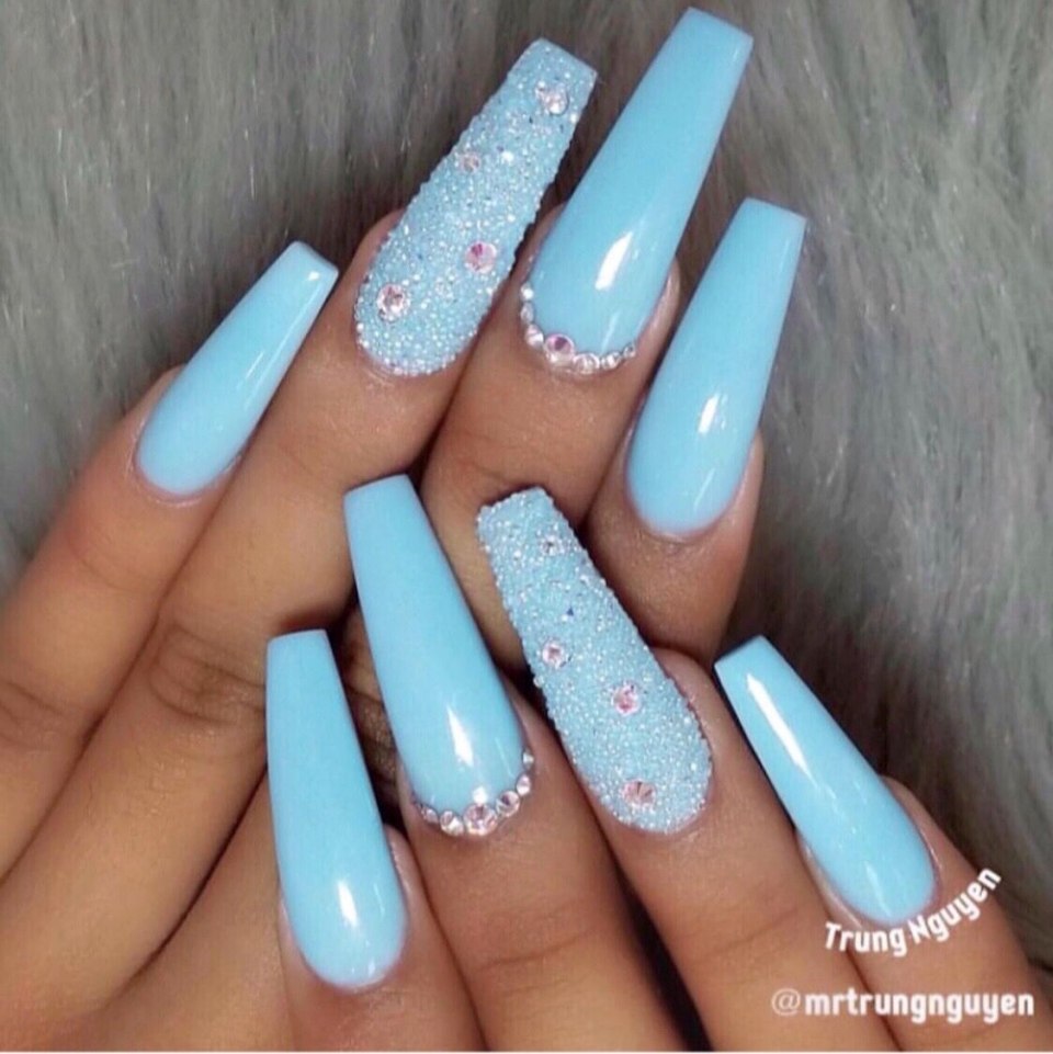 Голубые длинные ногти