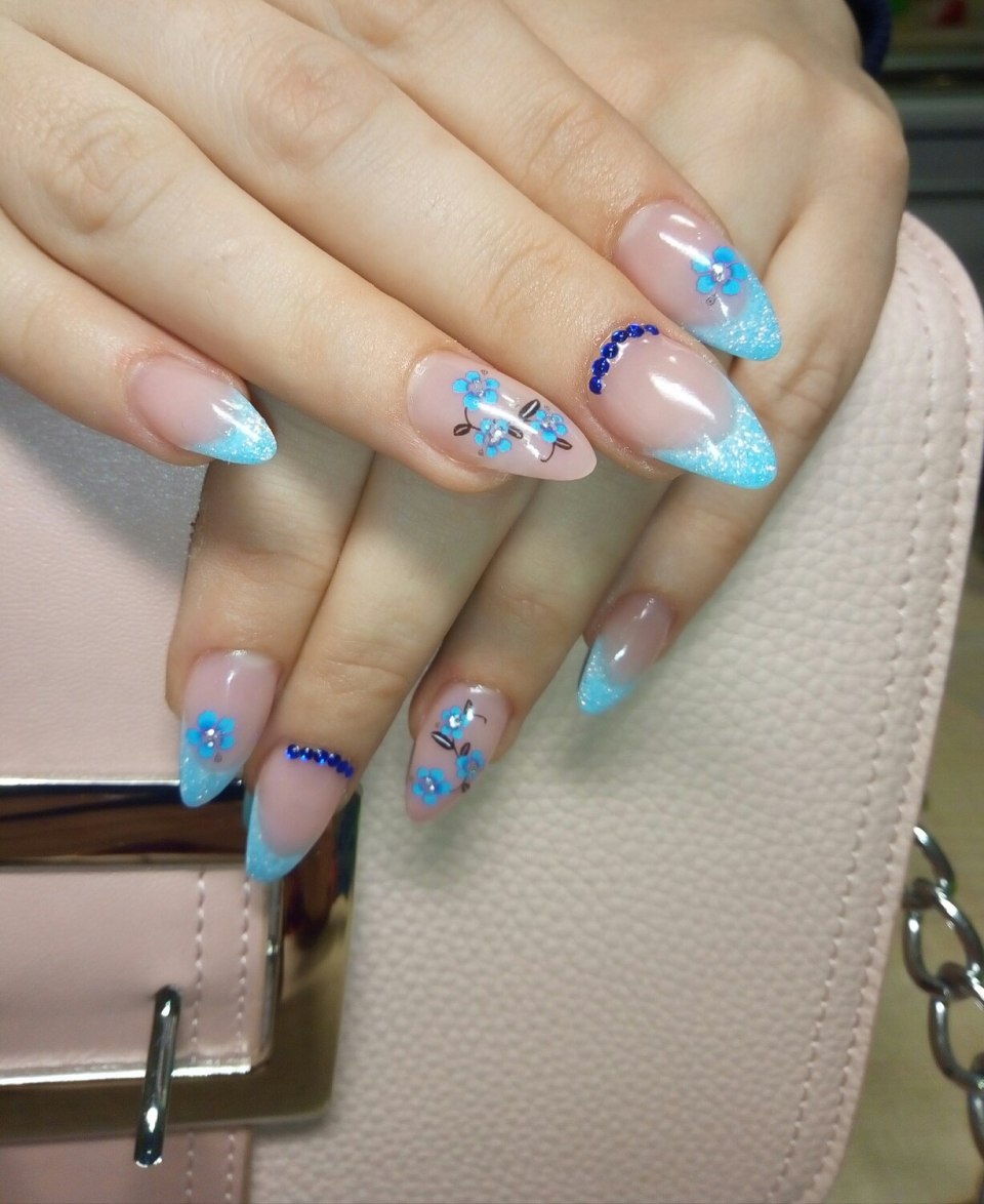 Голубой матовый маникюр