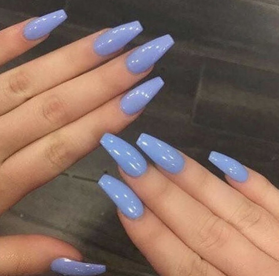 Маникюрдинные ногти голубые