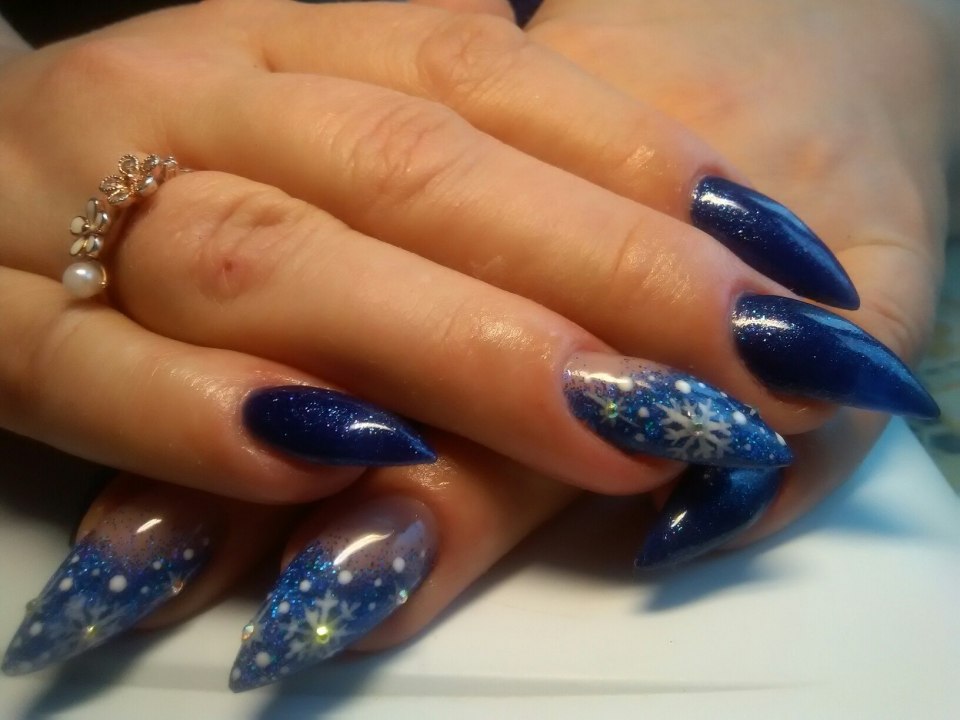 Голубой френч на ногтях с рисунком