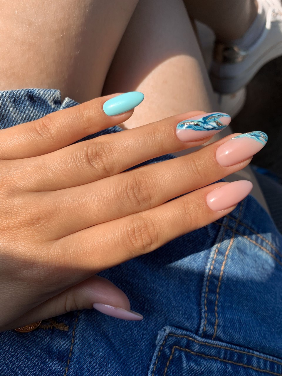 Красивый маникюр с блестками