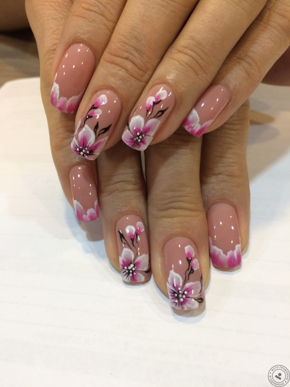 Французский маникюр с цветочками
