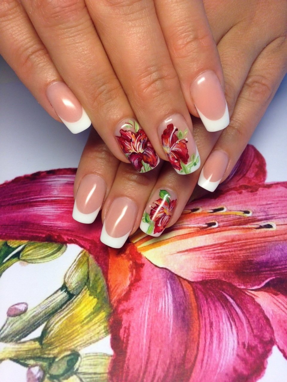 Маникюр френч с цветами