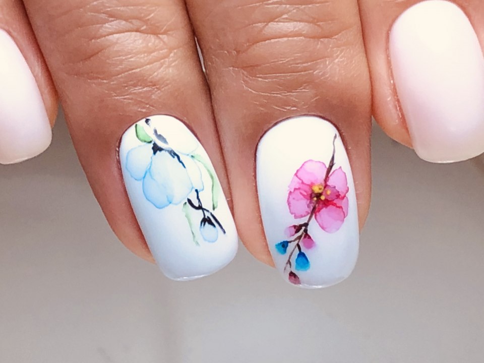 Маникюр с акварелью на короткие ногти