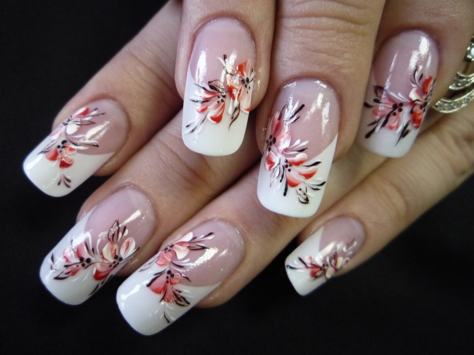 Красивый французский маникюр с рисунком