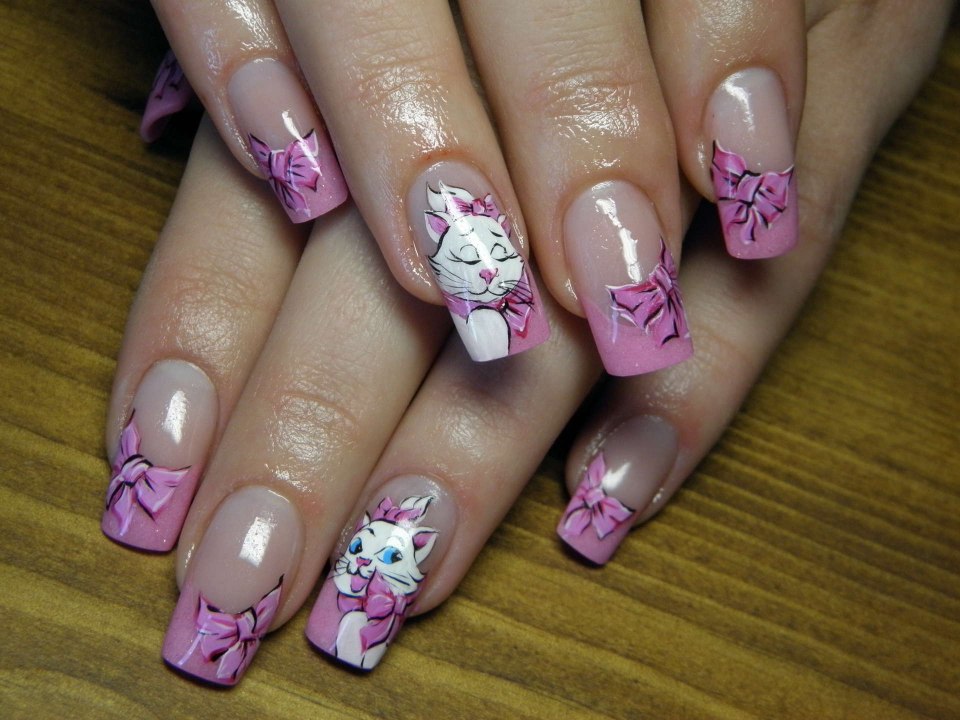 Яркий французский маникюр с кошечками