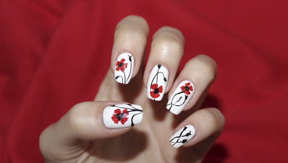 Маникюр с маками