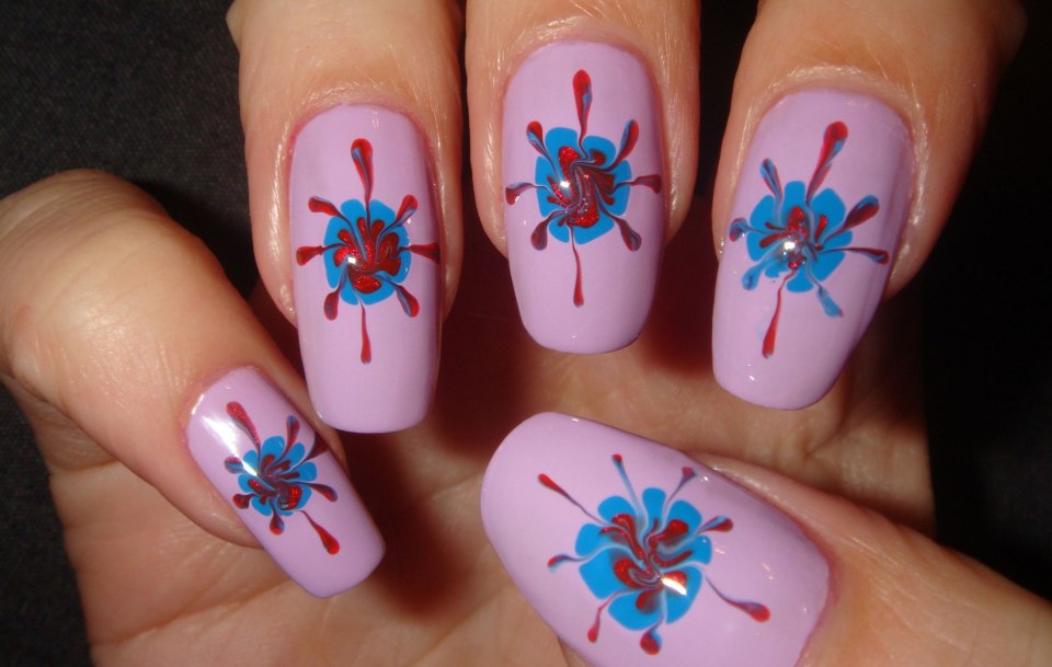 Легкие веточки на ногтях