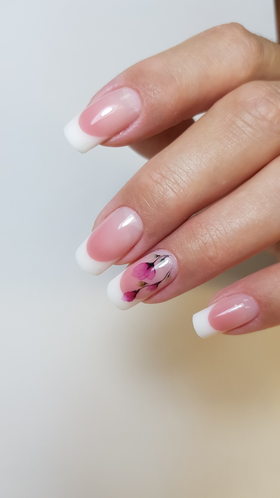 Французский маникюр на несколько пальцев