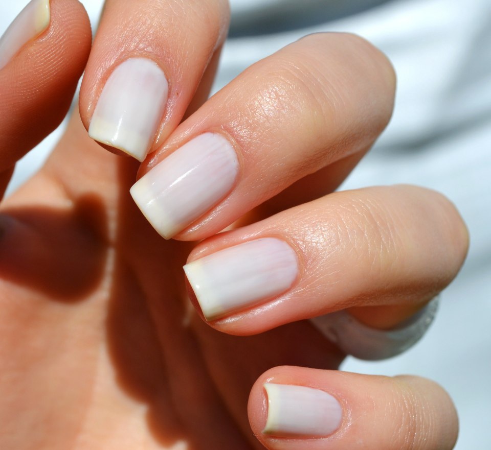 Молочный маникюр френч