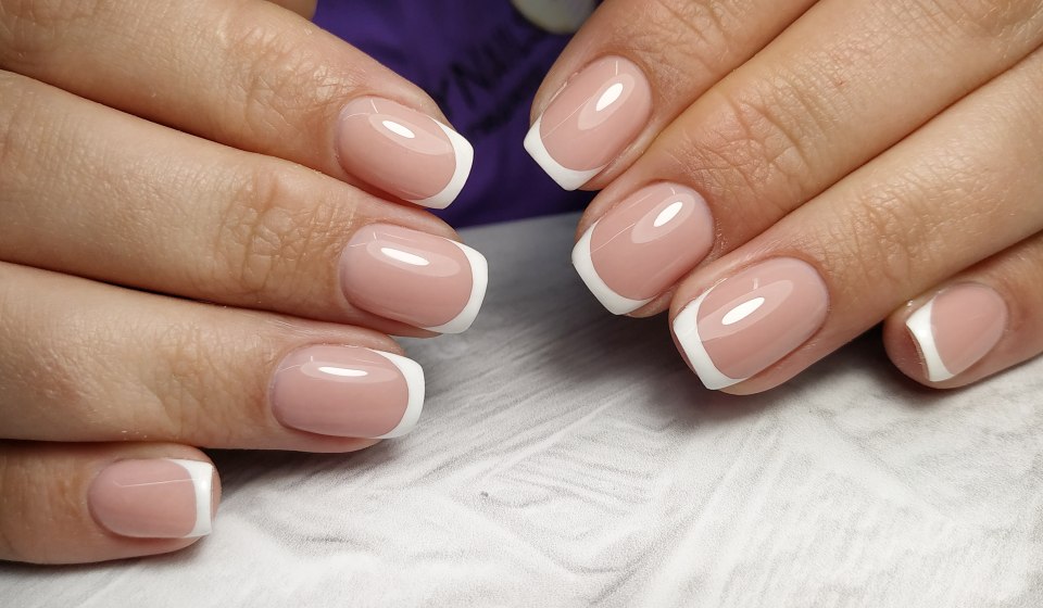 Тоненький френч на коротких ногтях