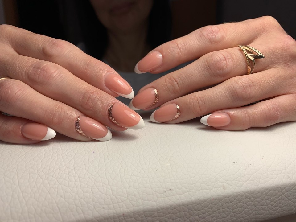 Нежный френч на ногтях