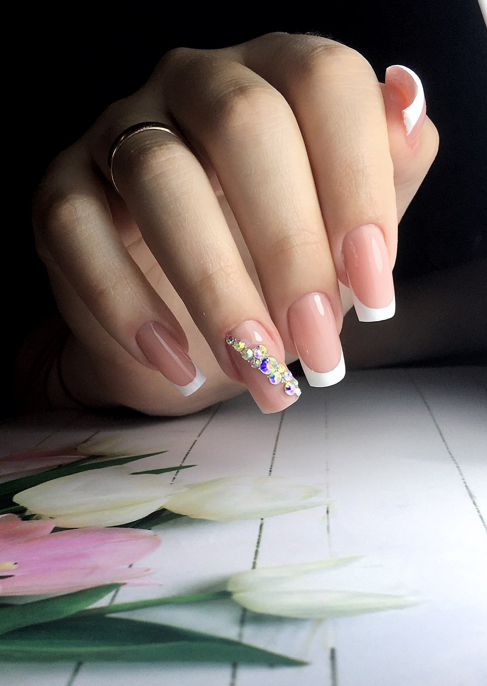 Маникюр нюдовые ногти со слайдерами