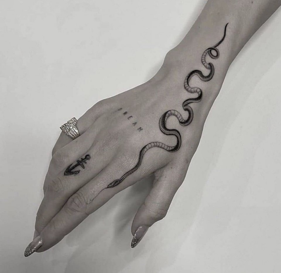Тату змея на руке маленькая
