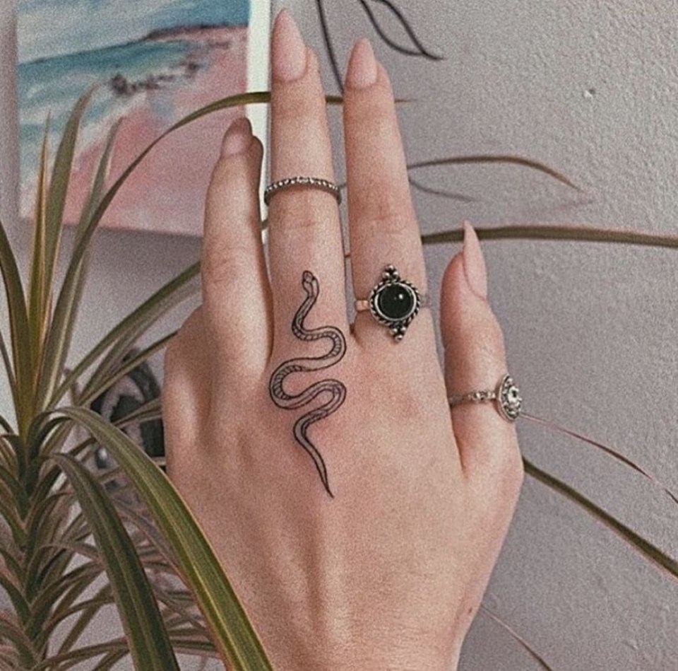 Тату змея маленькая