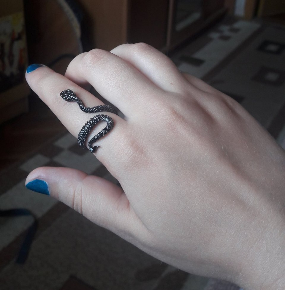 Тату змея на руке маленькая