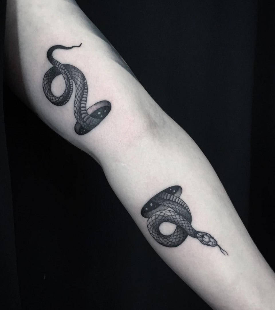 Тату змеи на запястье