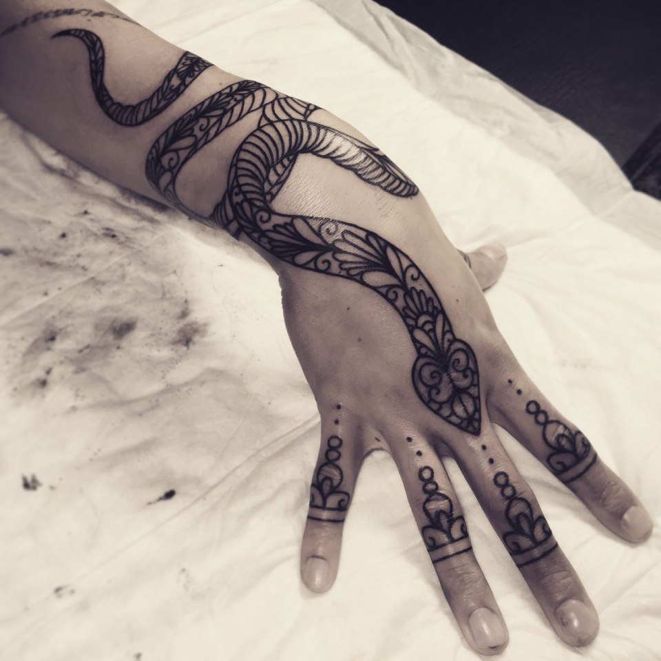 Тату змея вокруг руки