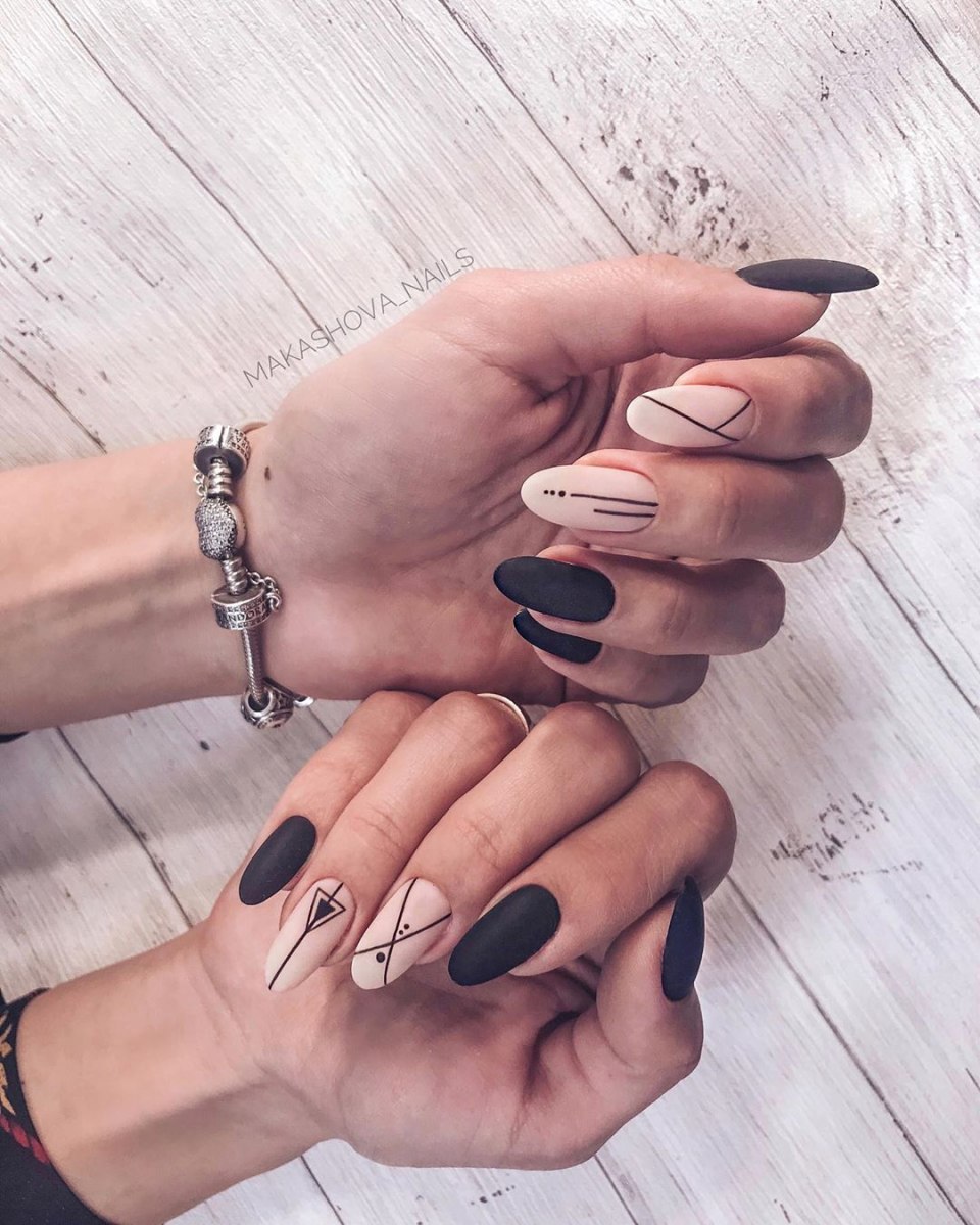 Разный маникюр на двух руках