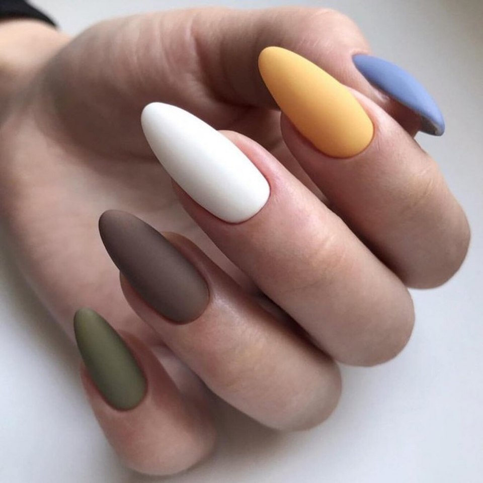 Разноцветные матовые ногти