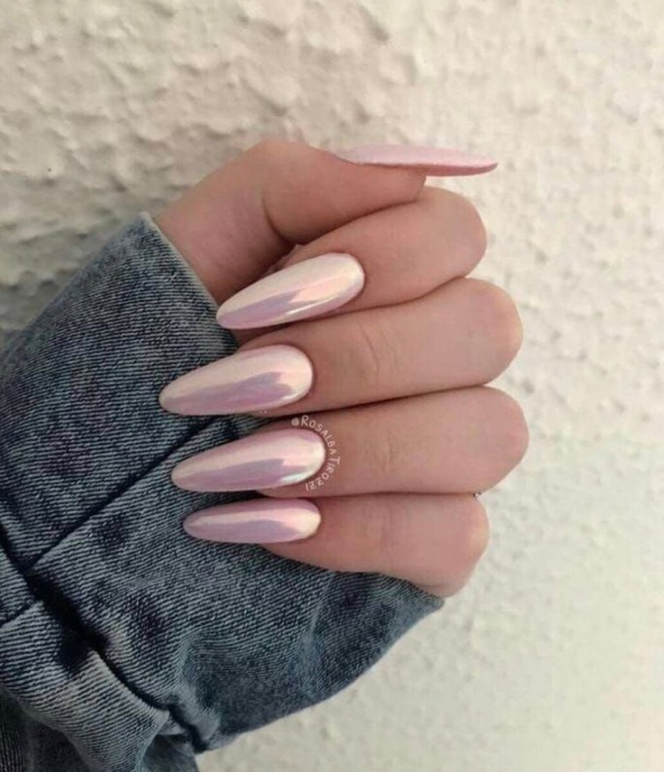 Нюдовый маникюр на длинные ногти миндаль