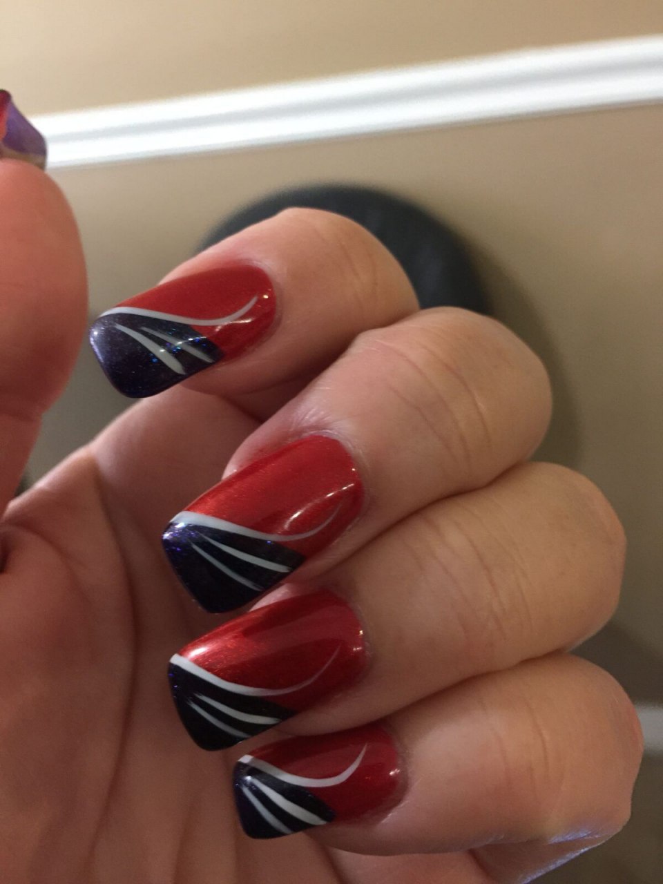 Ногти красные с белым