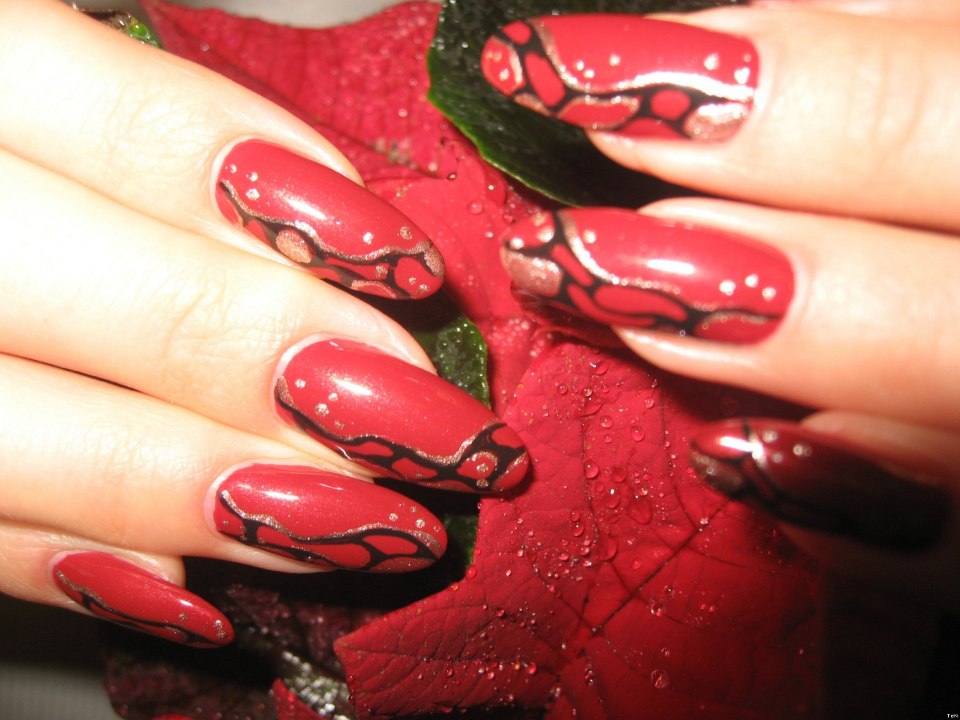 Чёрный маникюр с красным цветком