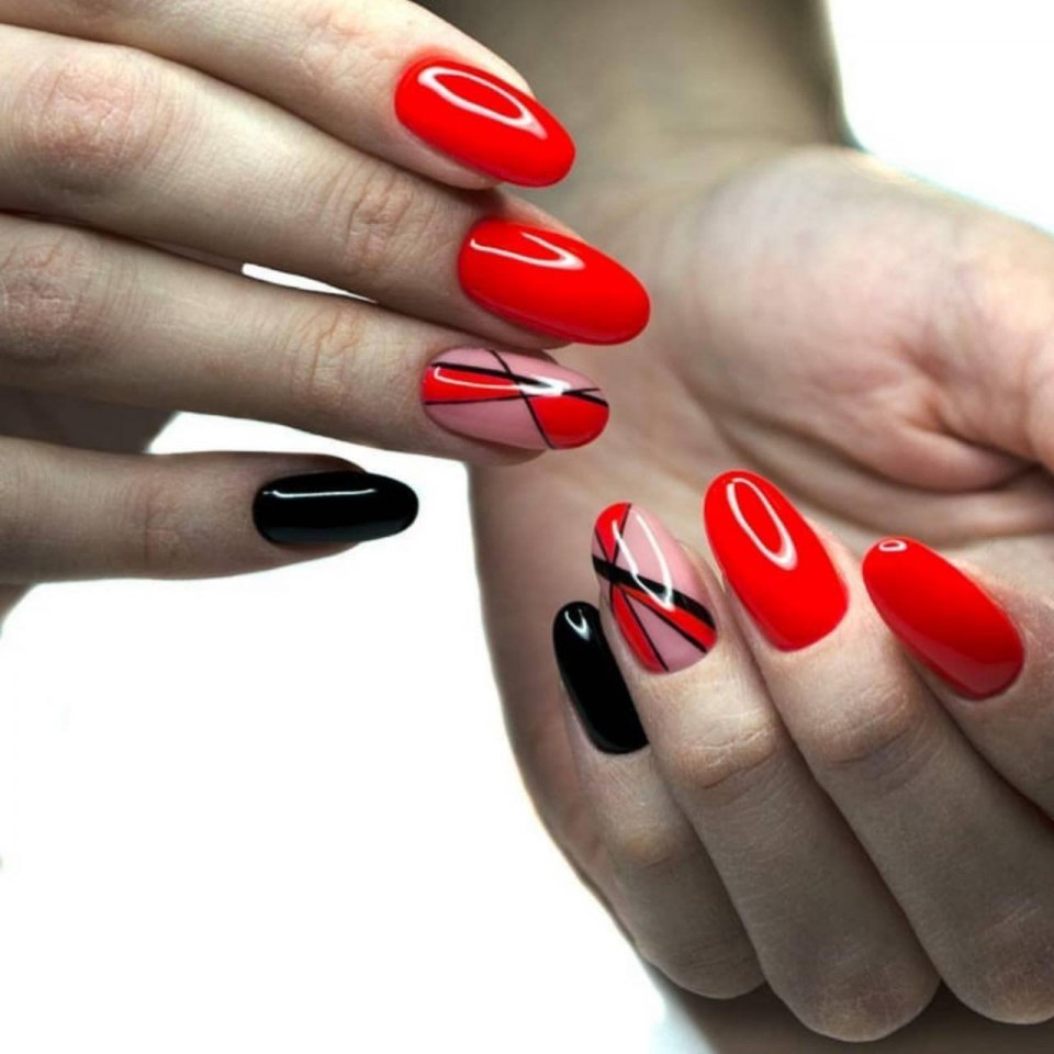 Симметрия на красных ногтях