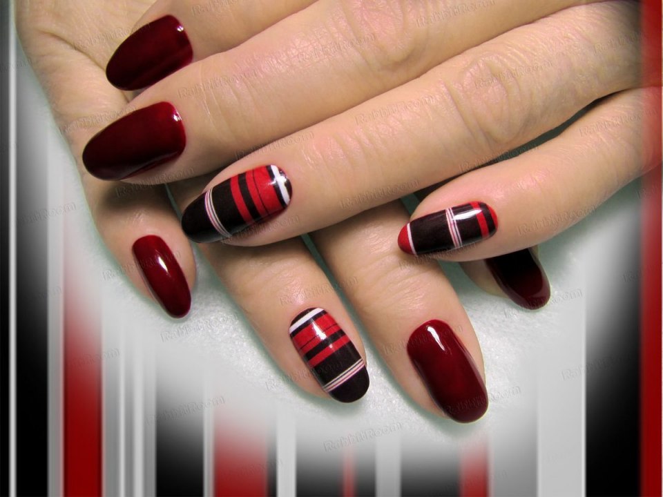 Красный маникюр с черной вуалью