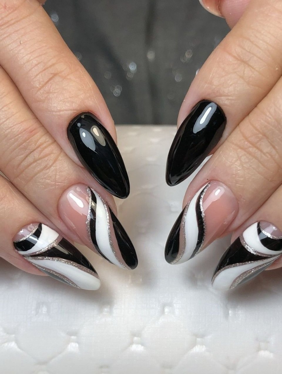 Красный маникюр с черными полосками