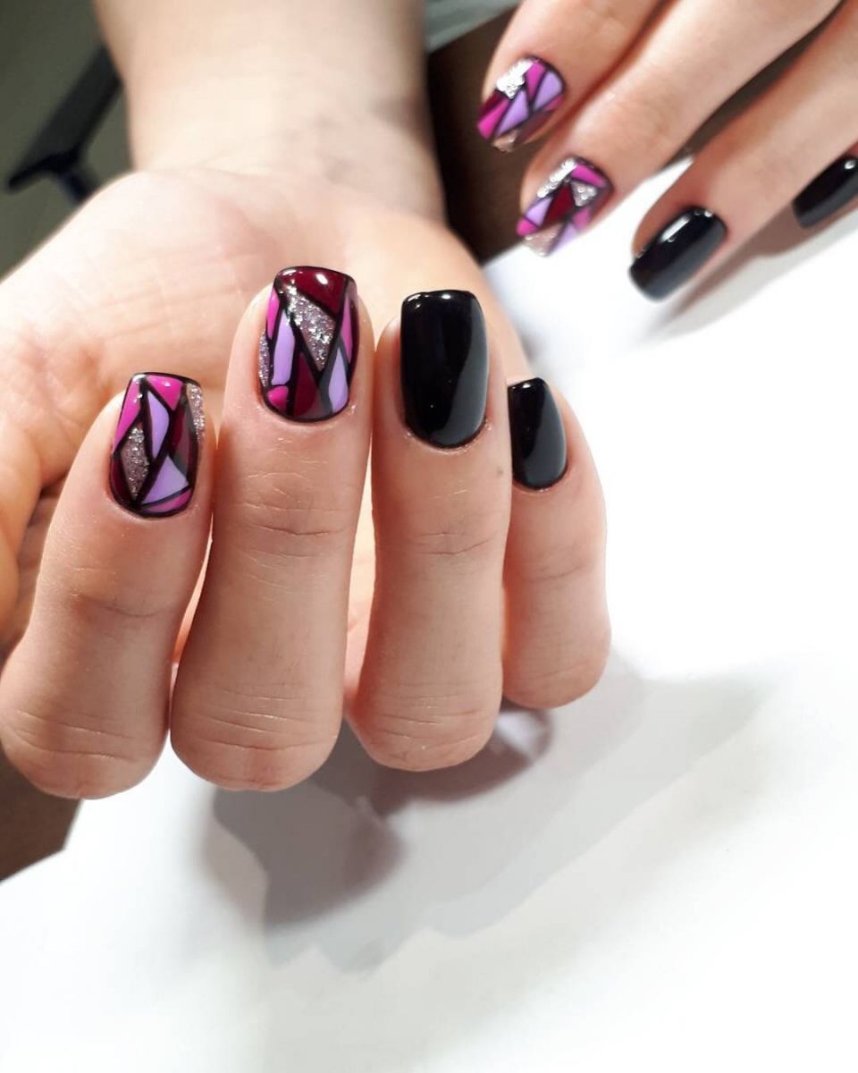 Ногти красные с геометрией и линиями