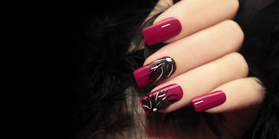 Наращивание ногтей черный с красным