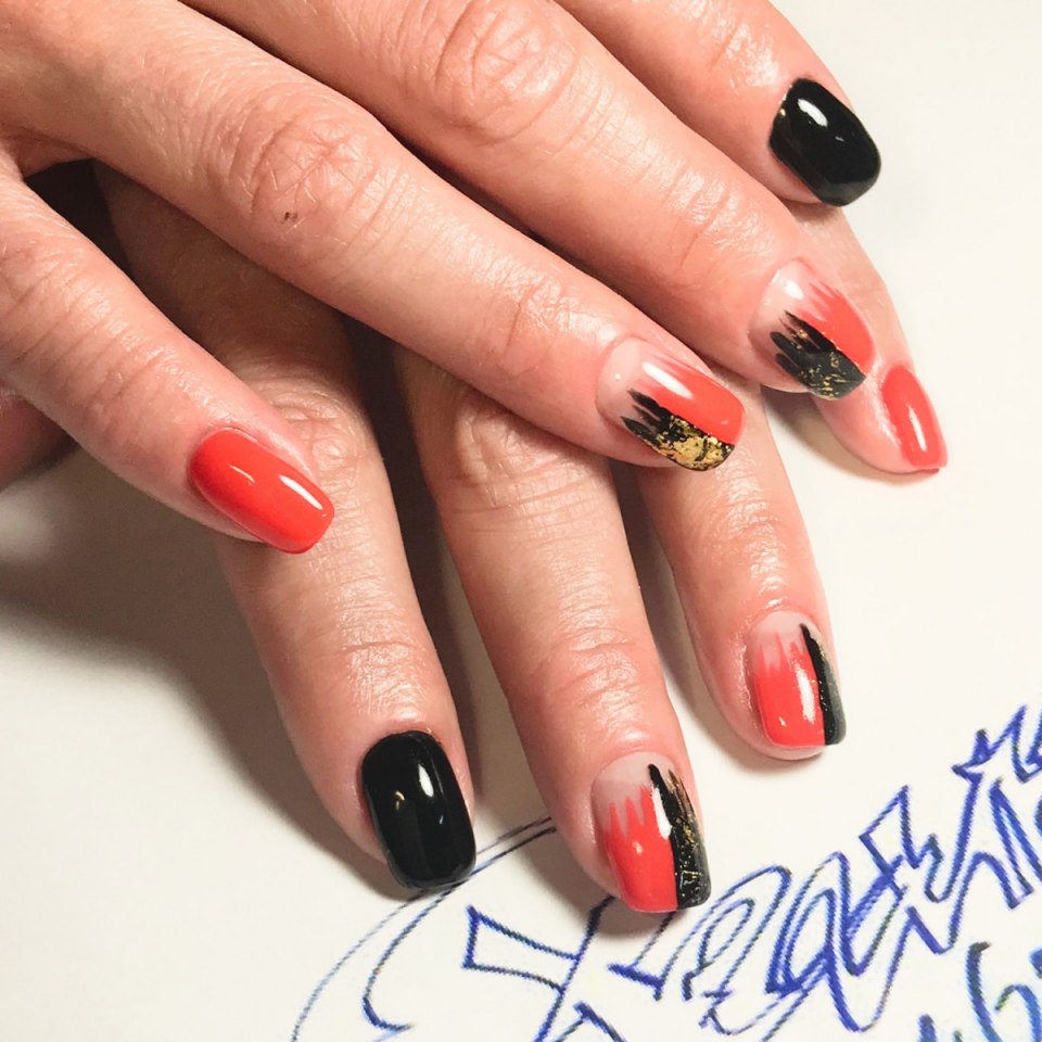 Маникюр красный с черным